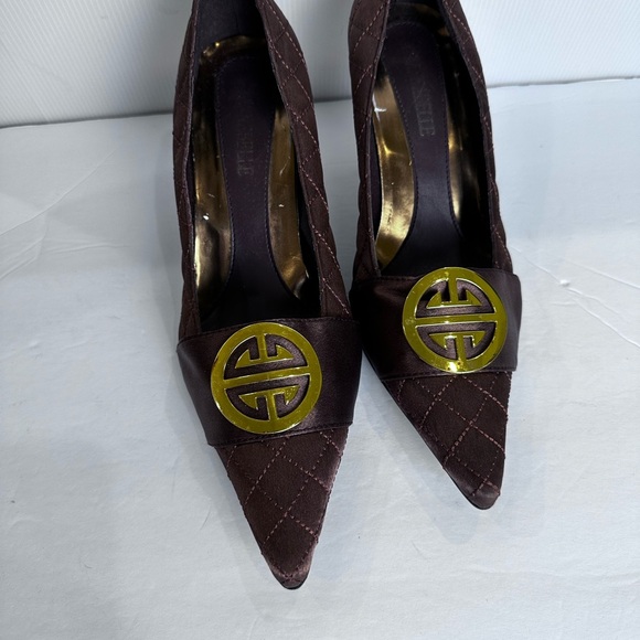 Annebelle Brown Soft Quilted Pumps Gold Emblem On Toe 3.5 Inch Heel S 9 - Picture 7 of 16